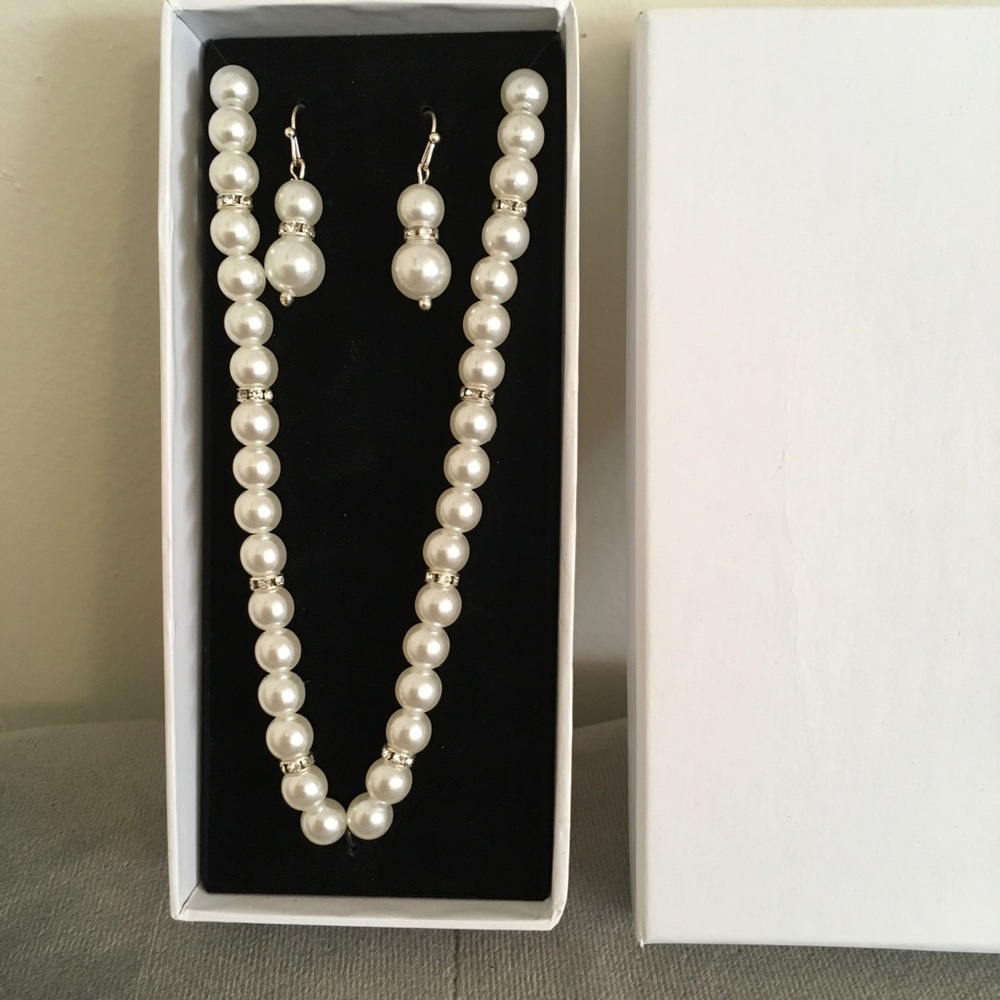 New Pearl(faux) and rhinestone Necklace/Earring Set